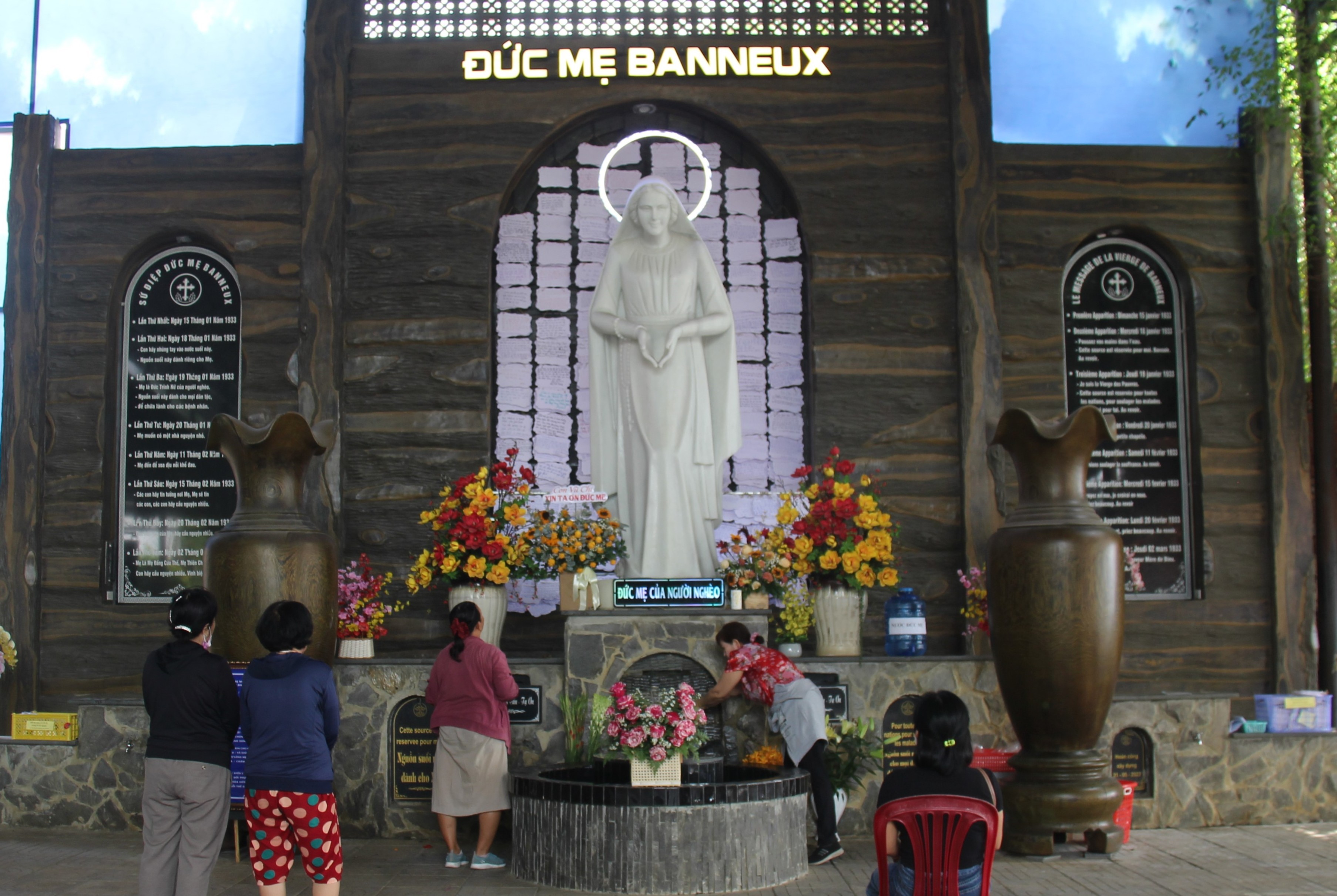 Ðức Mẹ Banneux, Mẹ của người nghèo